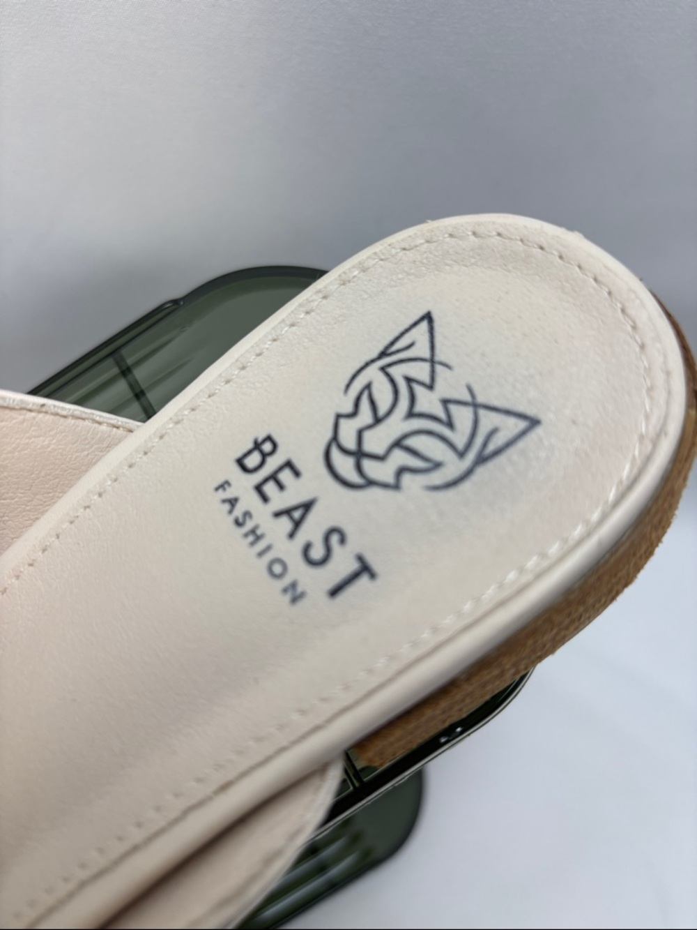 Beast Fashion Women’s Sz9 Cream Leather Slip-On Mules with Gold Chain Accent#298 - Picture 2 of 12